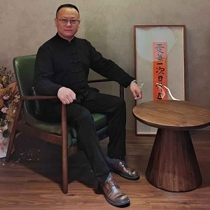 职业照-坐姿 300x300.jpg